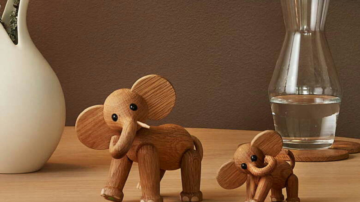 Närbild på Ella Elefant träfigur 9 cm designad av Chresten Sommer
