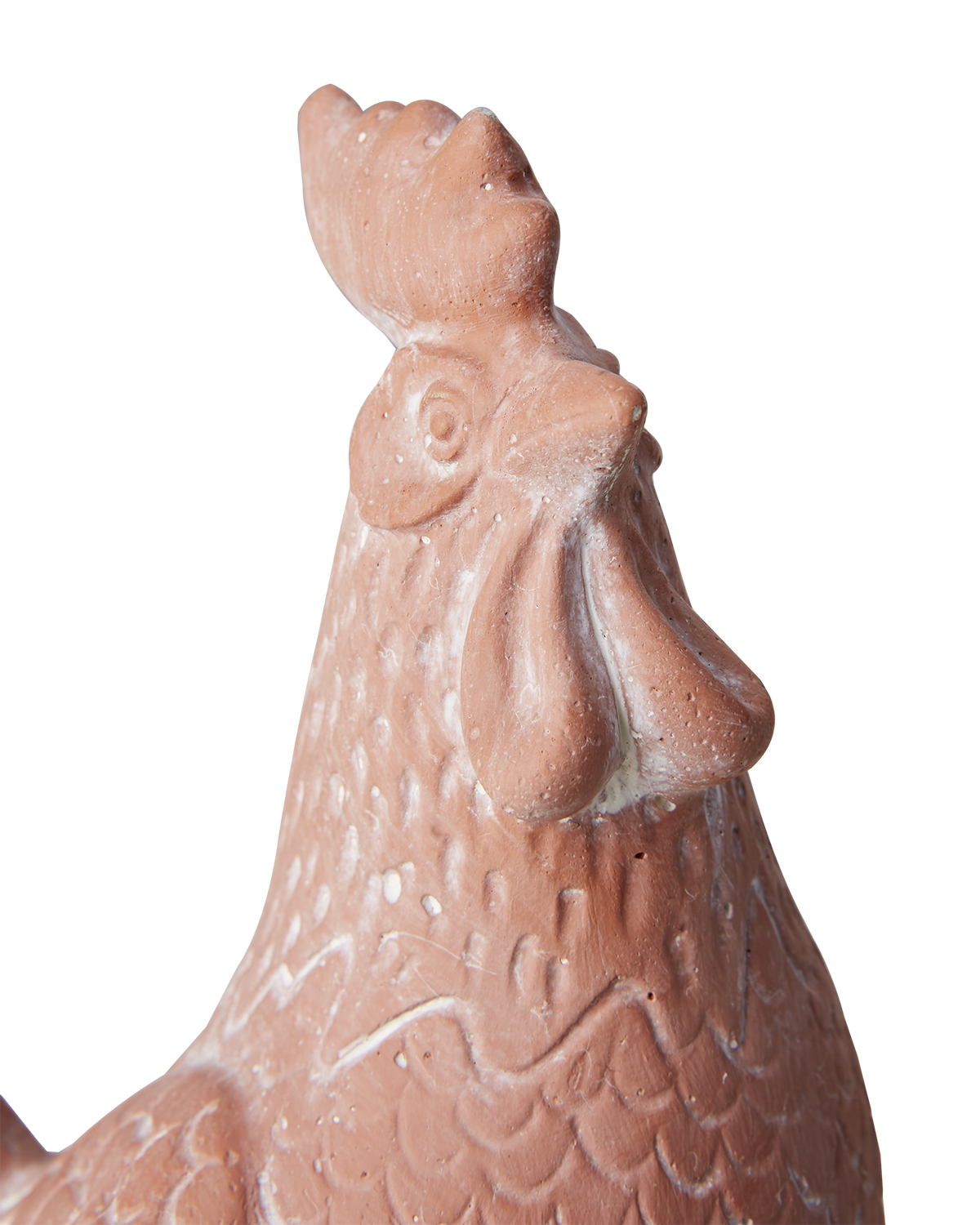 Närbild på den detaljrika ytan hos HENNY tupp figur i terrakotta