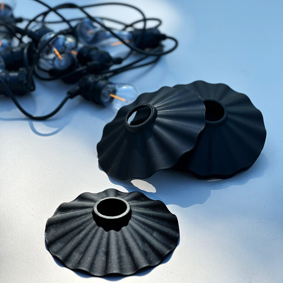 Närbild på svart Shady lampskärm för trädgårdsbelysning
