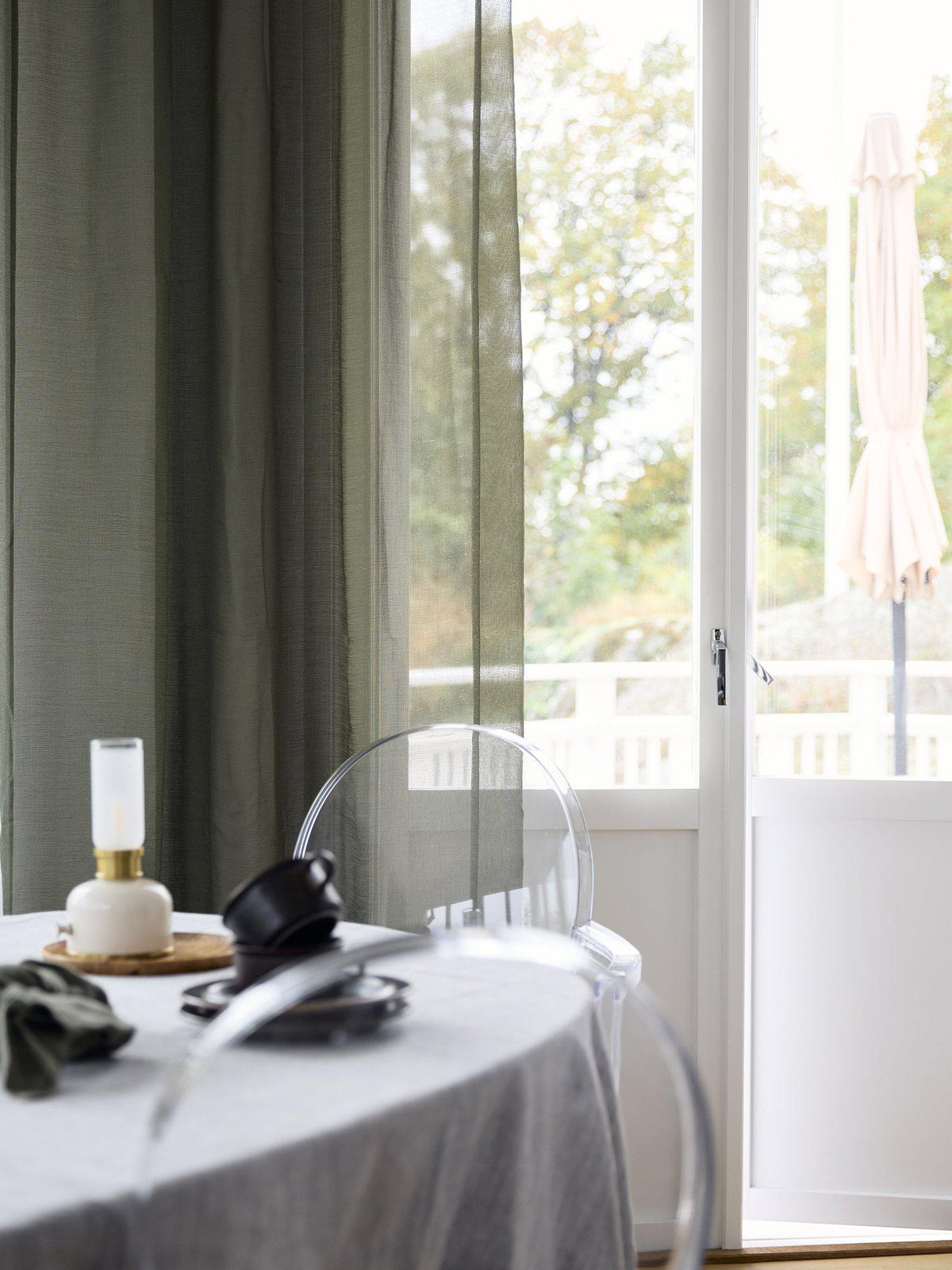 Närbild på den gröna mossfärgade tygstrukturen av Rimy gardin