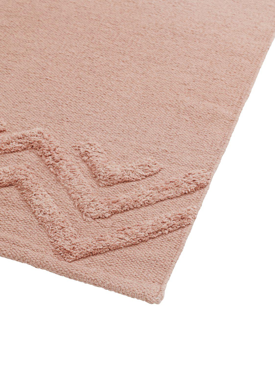 Närbild på textur och mönster på Madison matta rosa