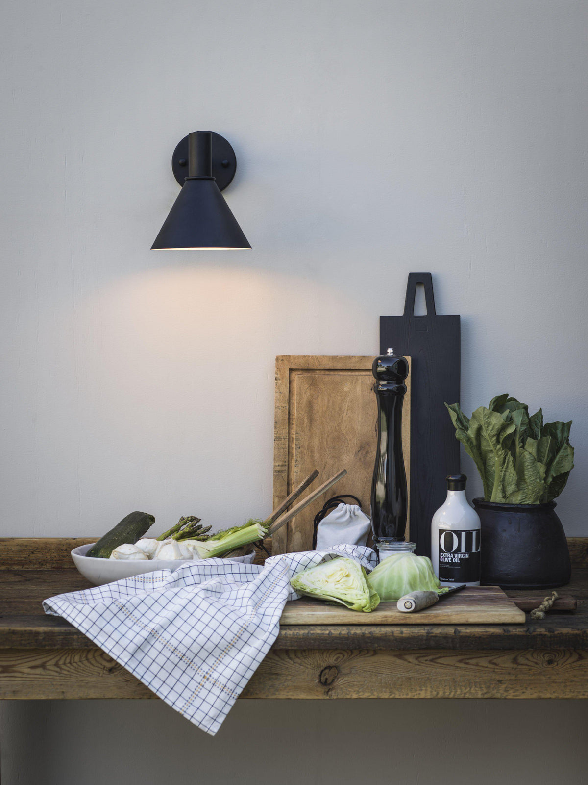 Närbild på MiniTripp vägglampa med konformad skärm för utomhusbruk