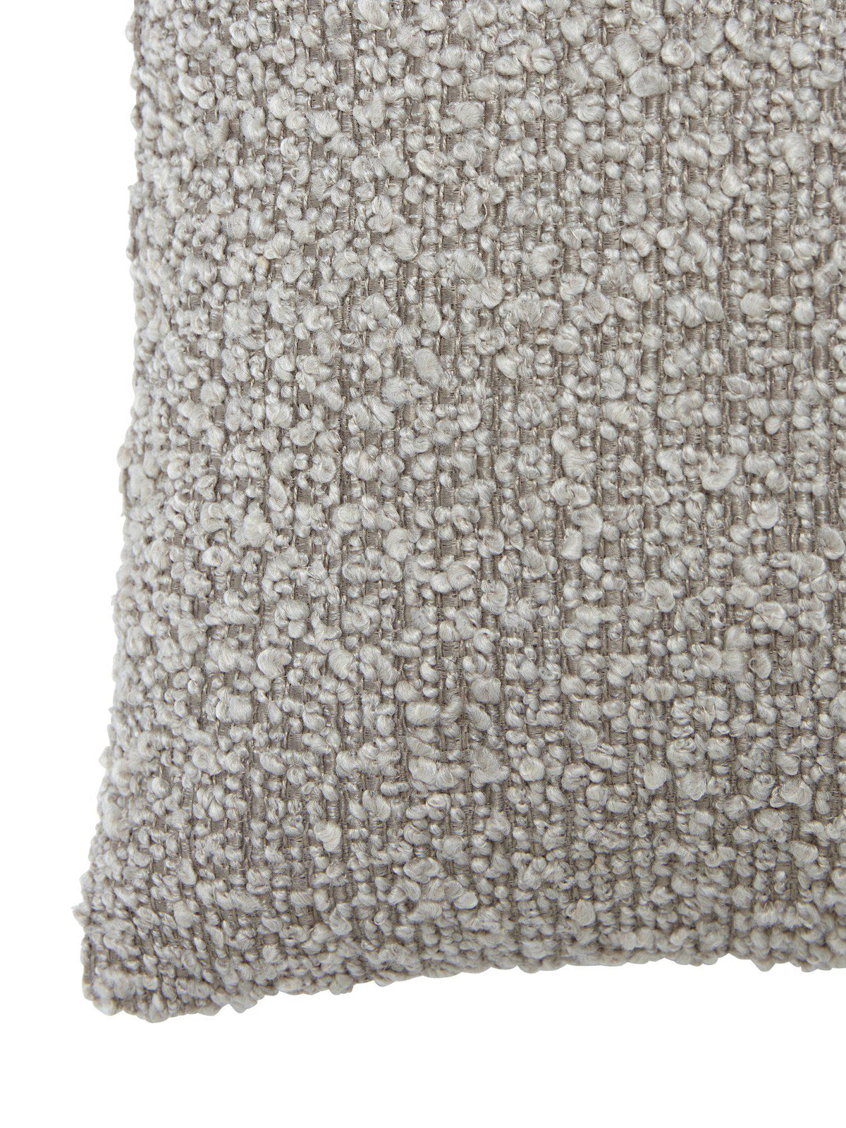 Närbild på strukturen på Trond beige bouclékudde 35x80 cm