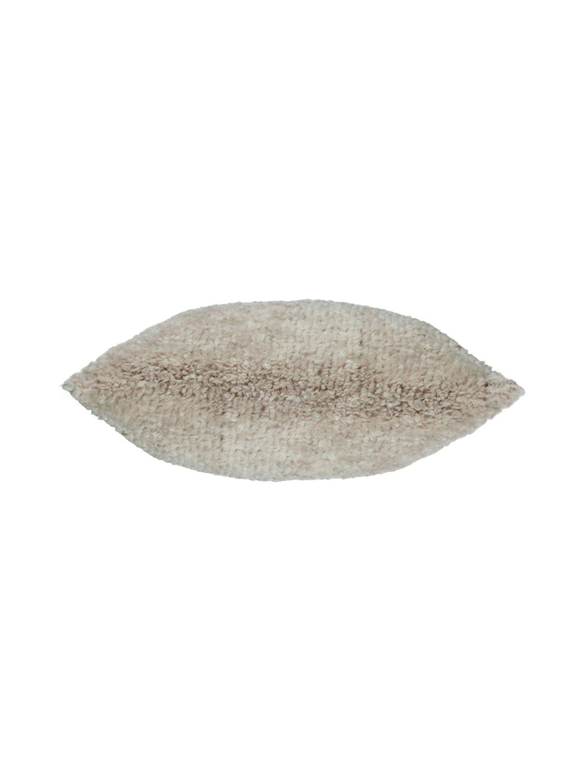 Närbild på texturen av Dolly kuddfodral nougat i ullig faux fur