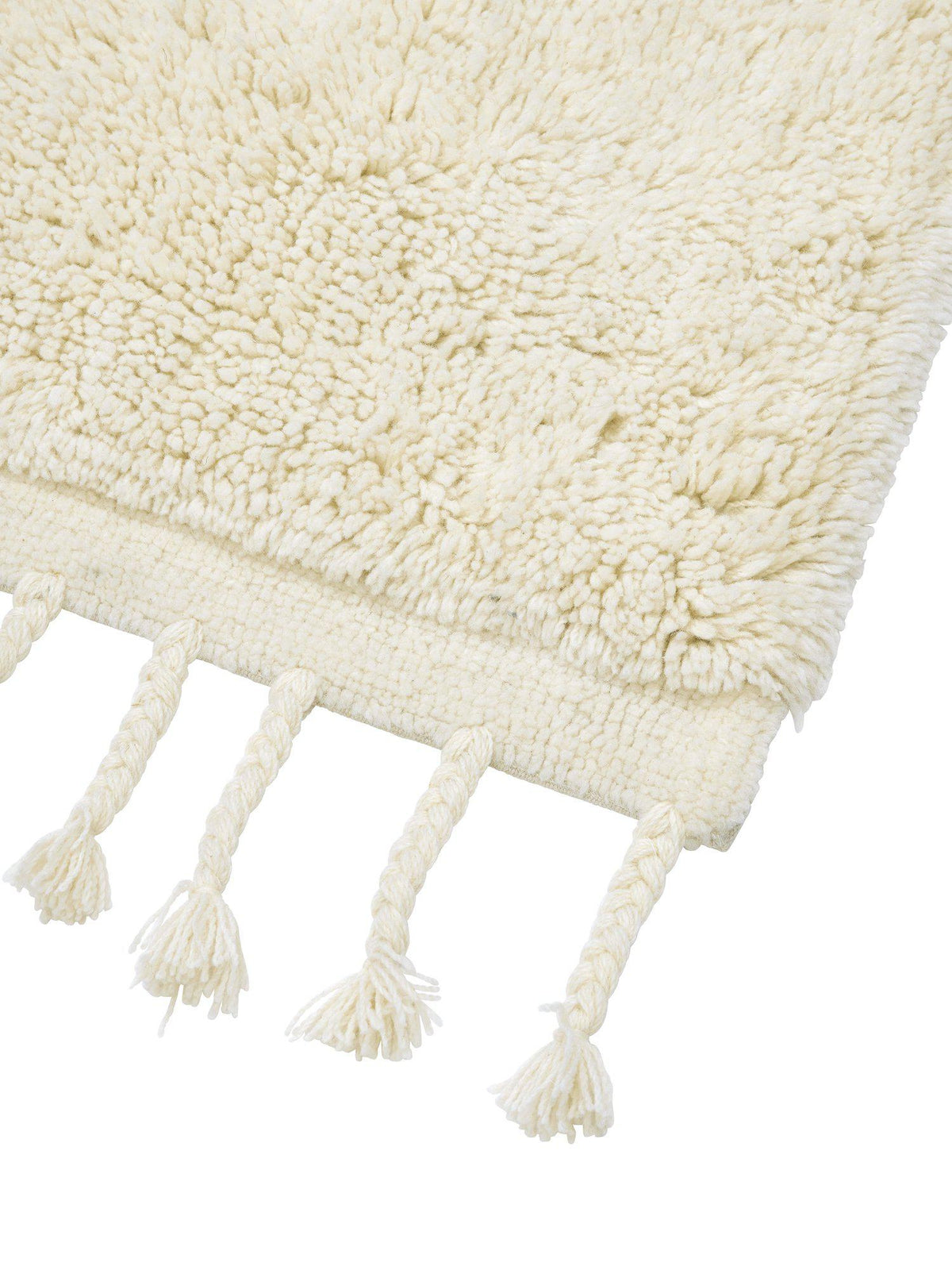 Närbild på Uma ullmatta offwhite med lång lugg och flätade fransar