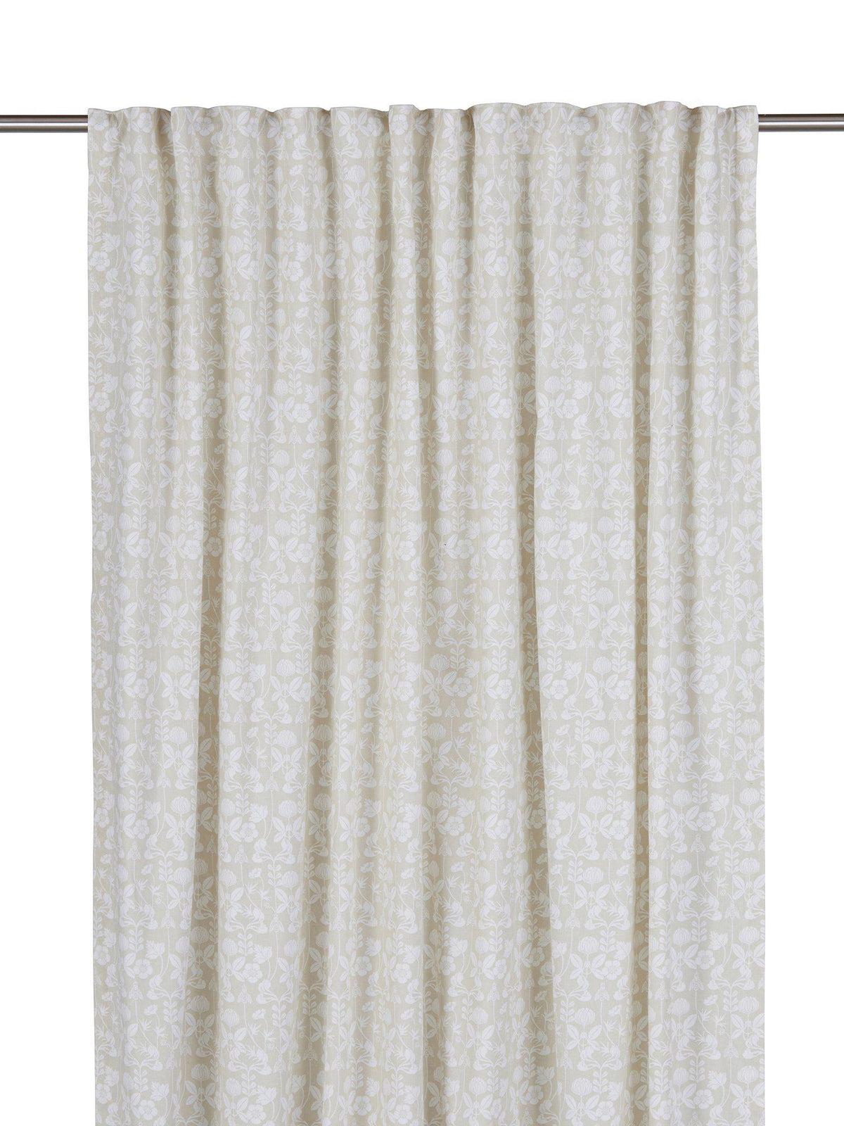 De Mina gardin i beige 2-pack med vitt blommönster av Carl Larsson hängande på gardinstång