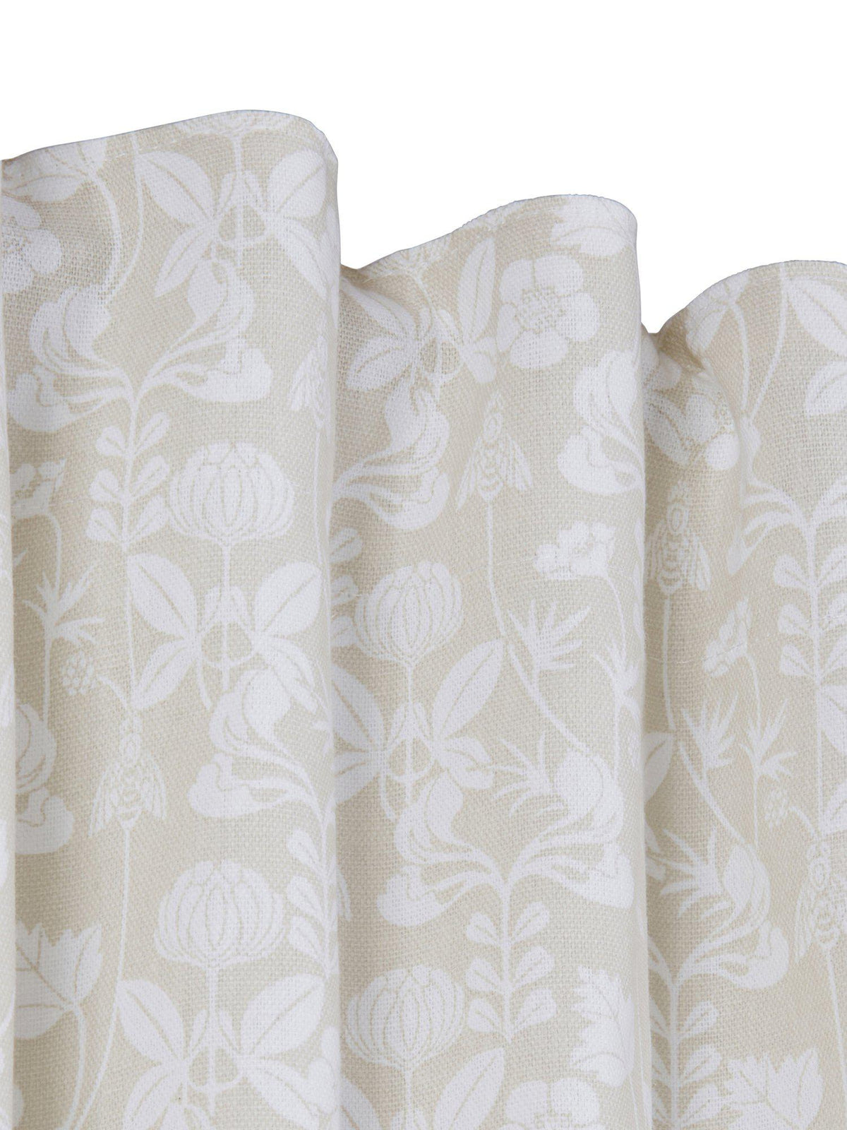 Närbild på mönstret De Mina beige gardin i bomull med blommigt tryck