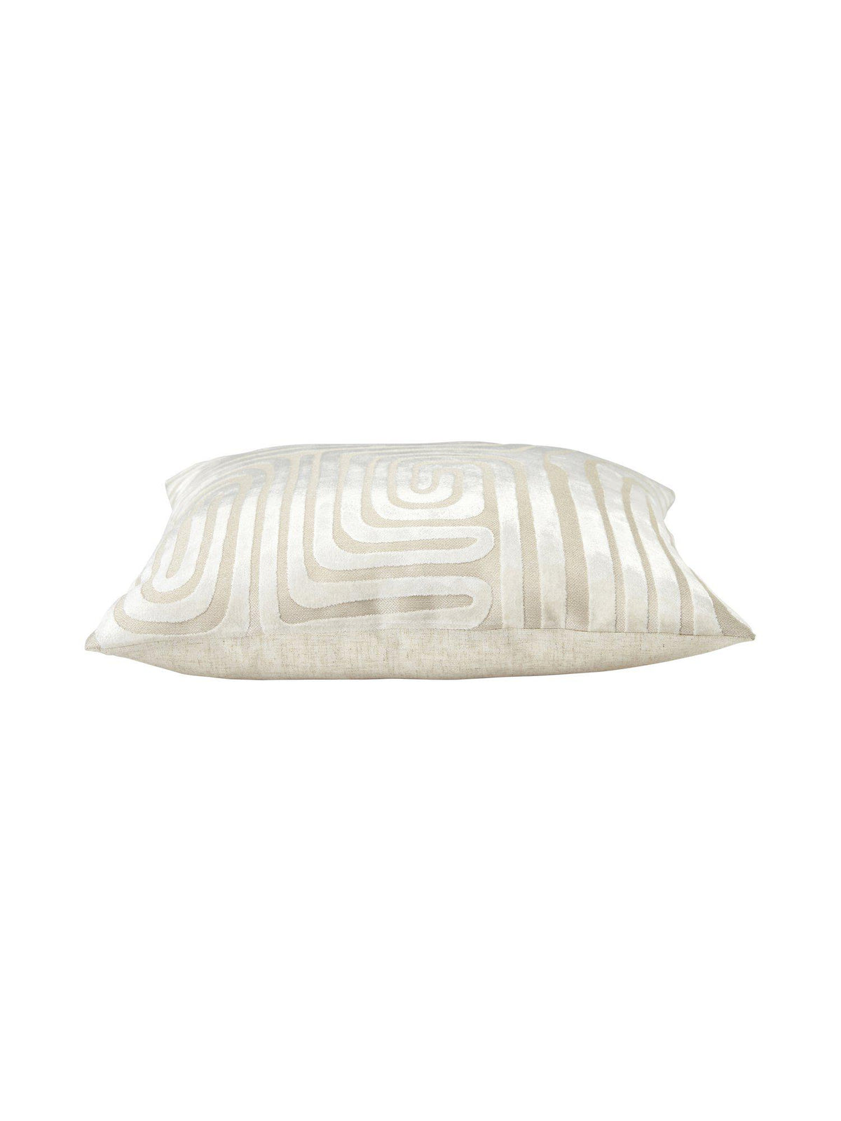 Närbild på det vävda mönstret i sammet på Molly kuddfodral offwhite
