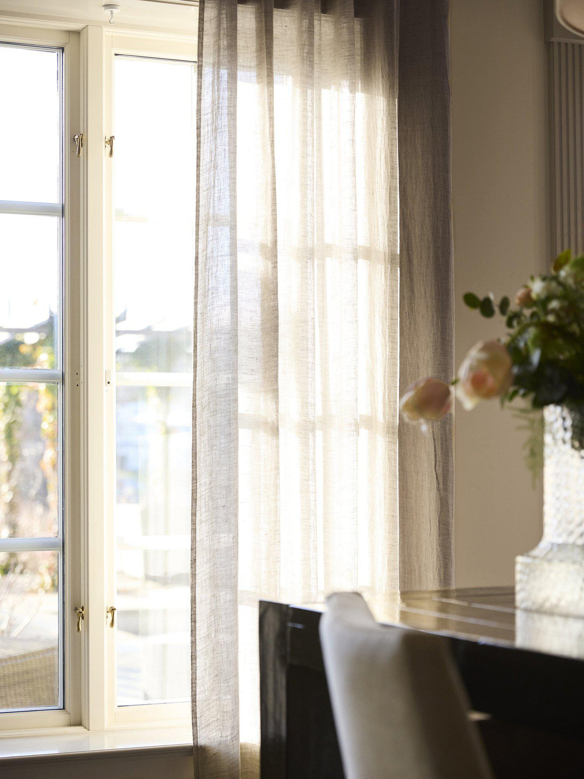 Närbild på materialet i beige Edith gardin med skir slubbeffekt