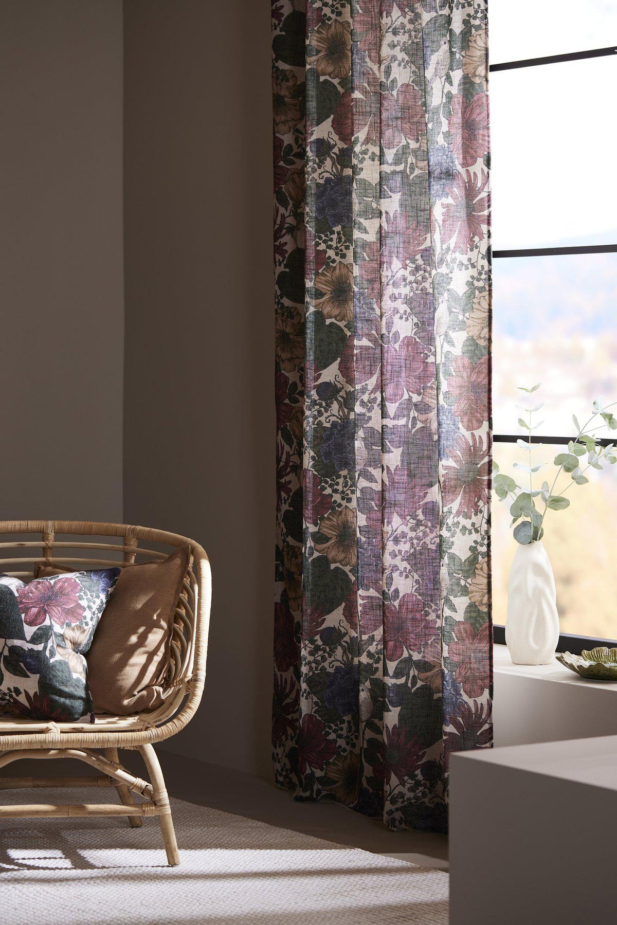 Närbild på materialet i Vivi multibandslängd med linnekänsla och tryckt blommönster