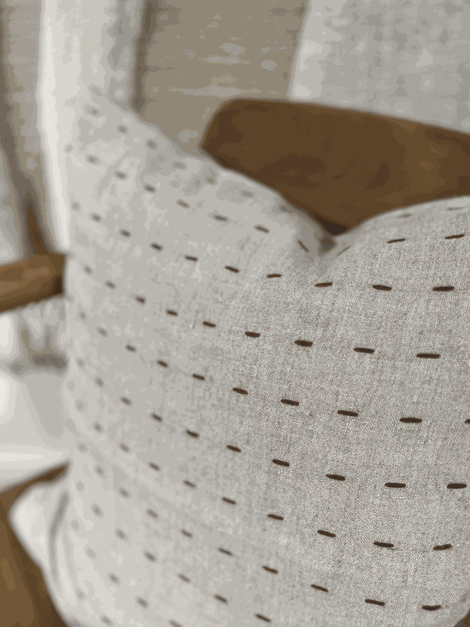 Närbild på Harriet kuddfodral i linne med broderade detaljer och dragkedja