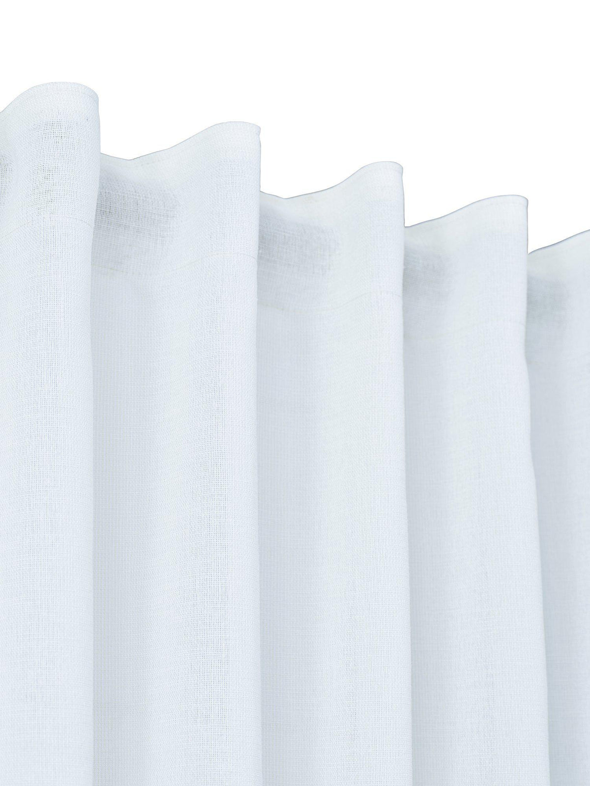 Närbild på strukturen i det skira offwhite tyget på Diana gardinlängd