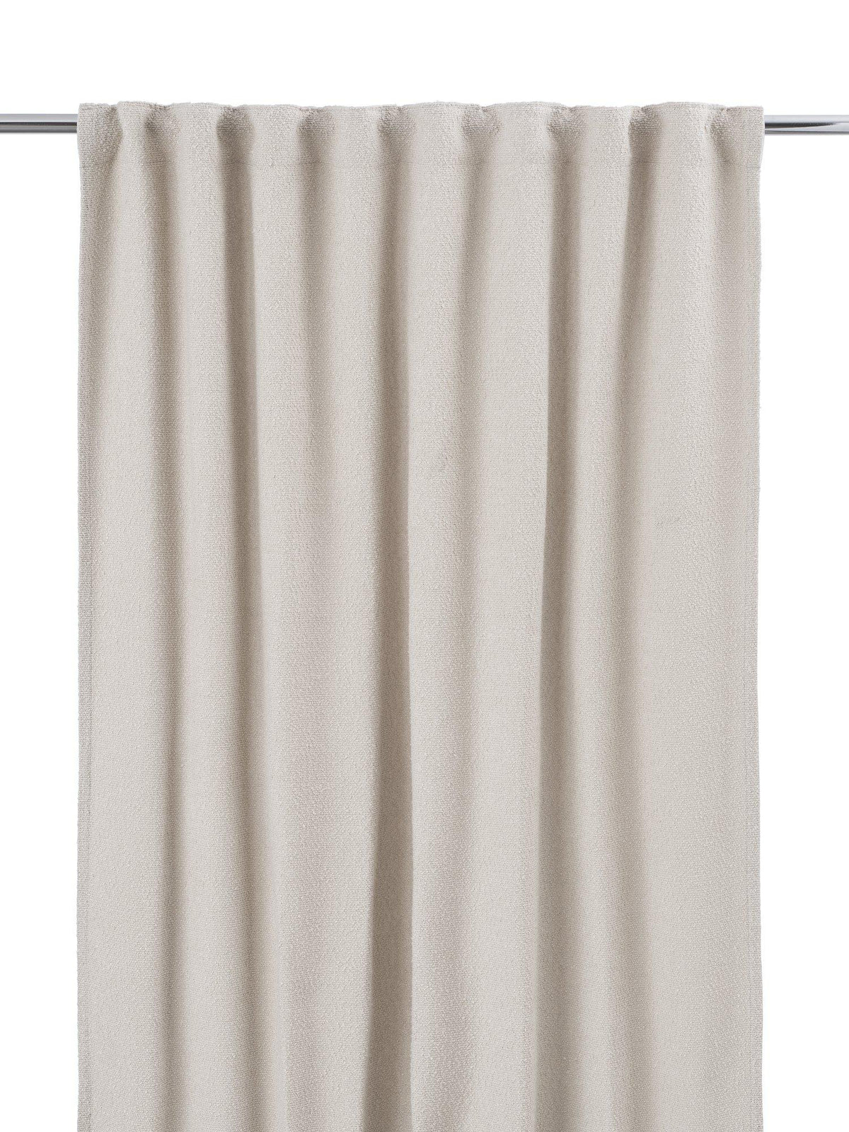 Gina gardin i beige bouclé hängande på en gardinstång