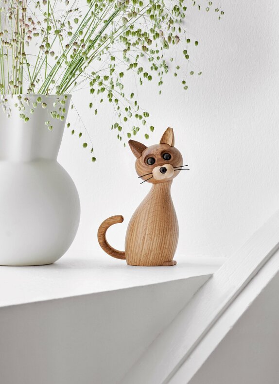 Närbild på Lucky The Cat träkatt designad av Chresten Sommer i ljust trä.