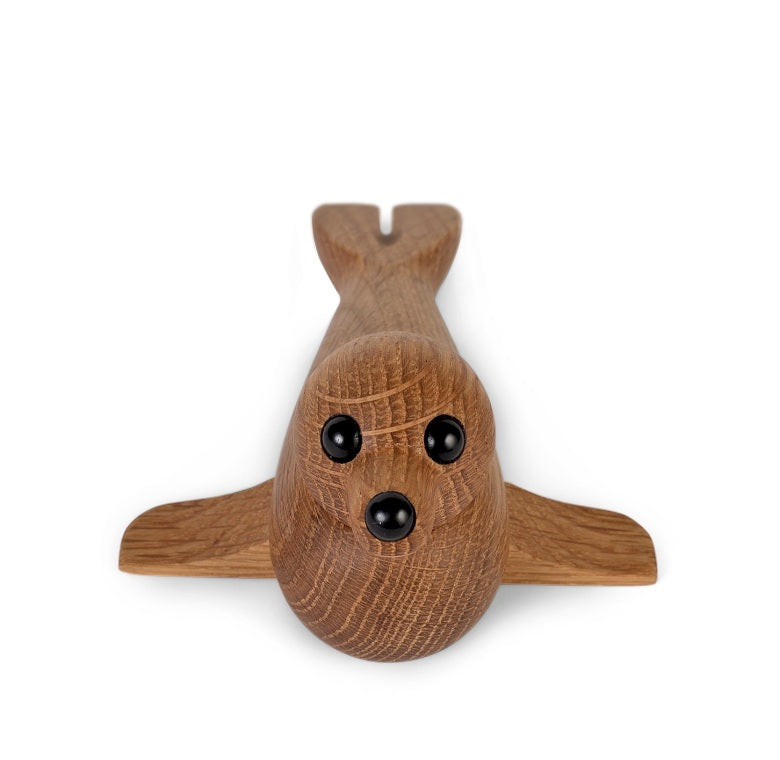 Träfigur formad som en babysäl i dansk design