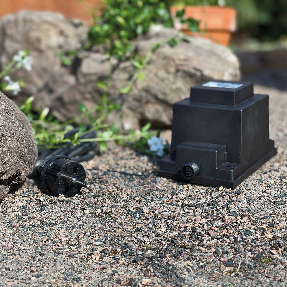 Närbild på 12V-uttag på LightsOn transformator 105W för snabbkoppling