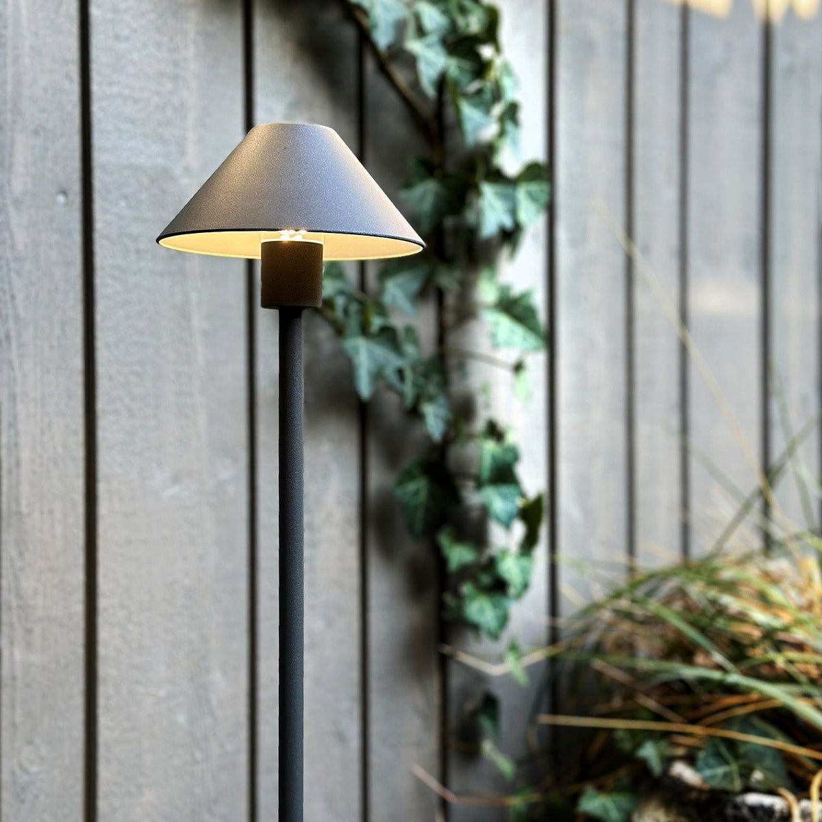 Närbild på lampskärmen till Apollo Flex med vitmålad insida