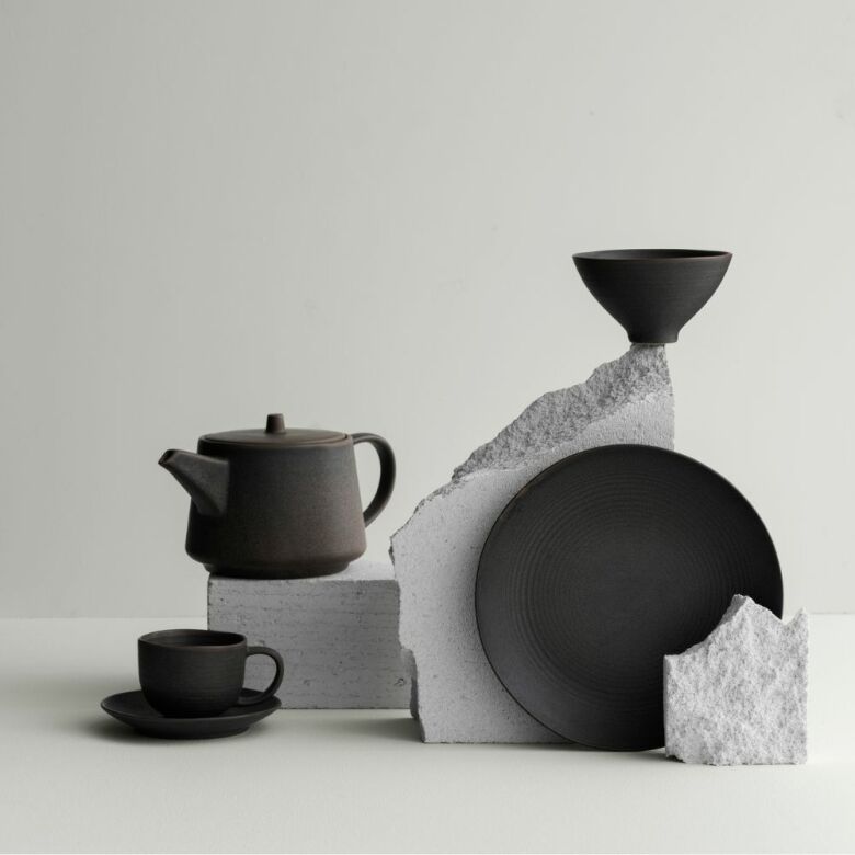 Minimalistisk Kumi assiett i mörkbrun Espresso färg från Blomus sedd från sidan