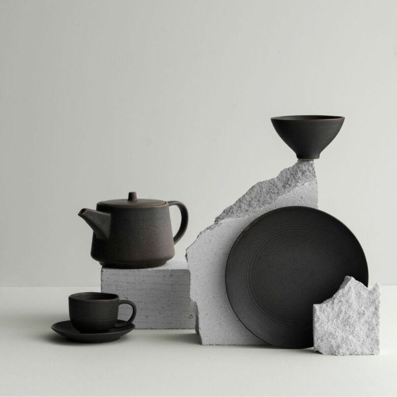 Närbild på Kumi tekanna espresso som visar den unika reaktiva glasyren och finishen