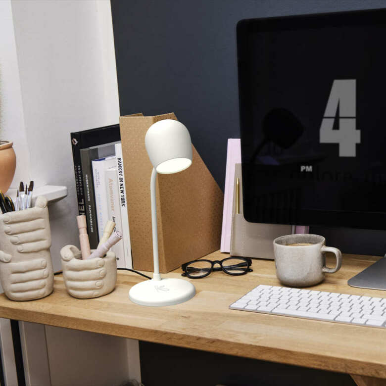 Närbild på Ellie multifunktionell LED-lampa med böjbar hals och vit finish