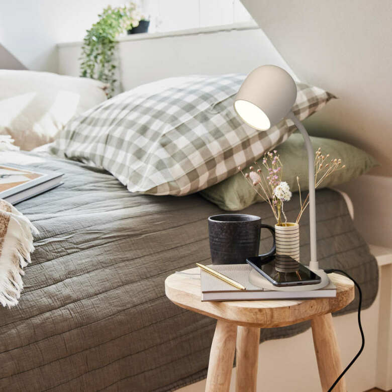 Stilren skrivbordslampa Ellie med trådlös laddning och inbyggd Bluetooth-högtalare