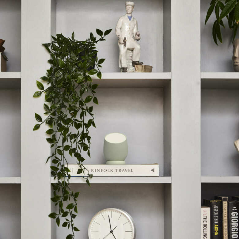 Närbild på Beam portabel LED-lampa med rundad design och touchknapp