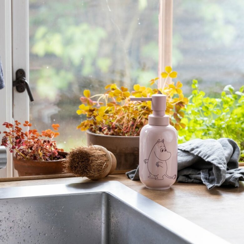 Närbild på rosa tvålpump med Mumin-motiv och praktiskt pumphuvud