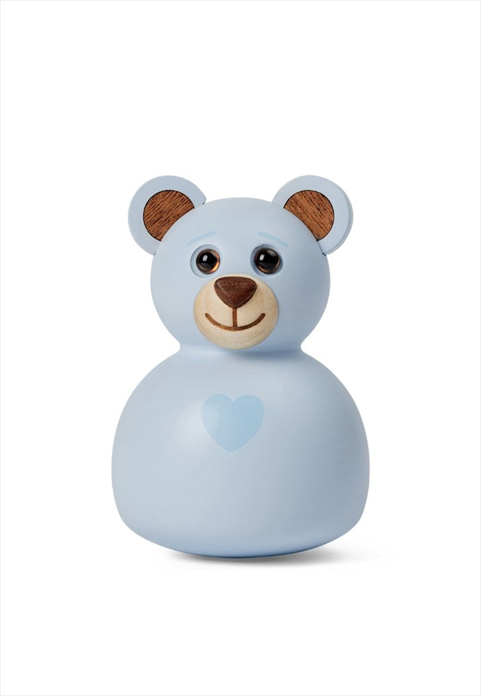 Ljusblå teddybjörn i svarvat trä med hjärta på bröstet för torpstuga