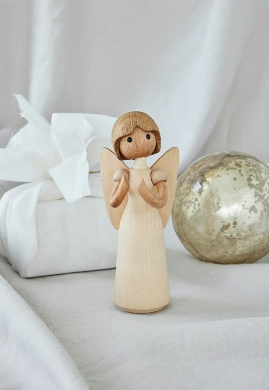 Närbild på ängeln Gloria Angel i FSC-märkt trä designad av Chresten Sommer