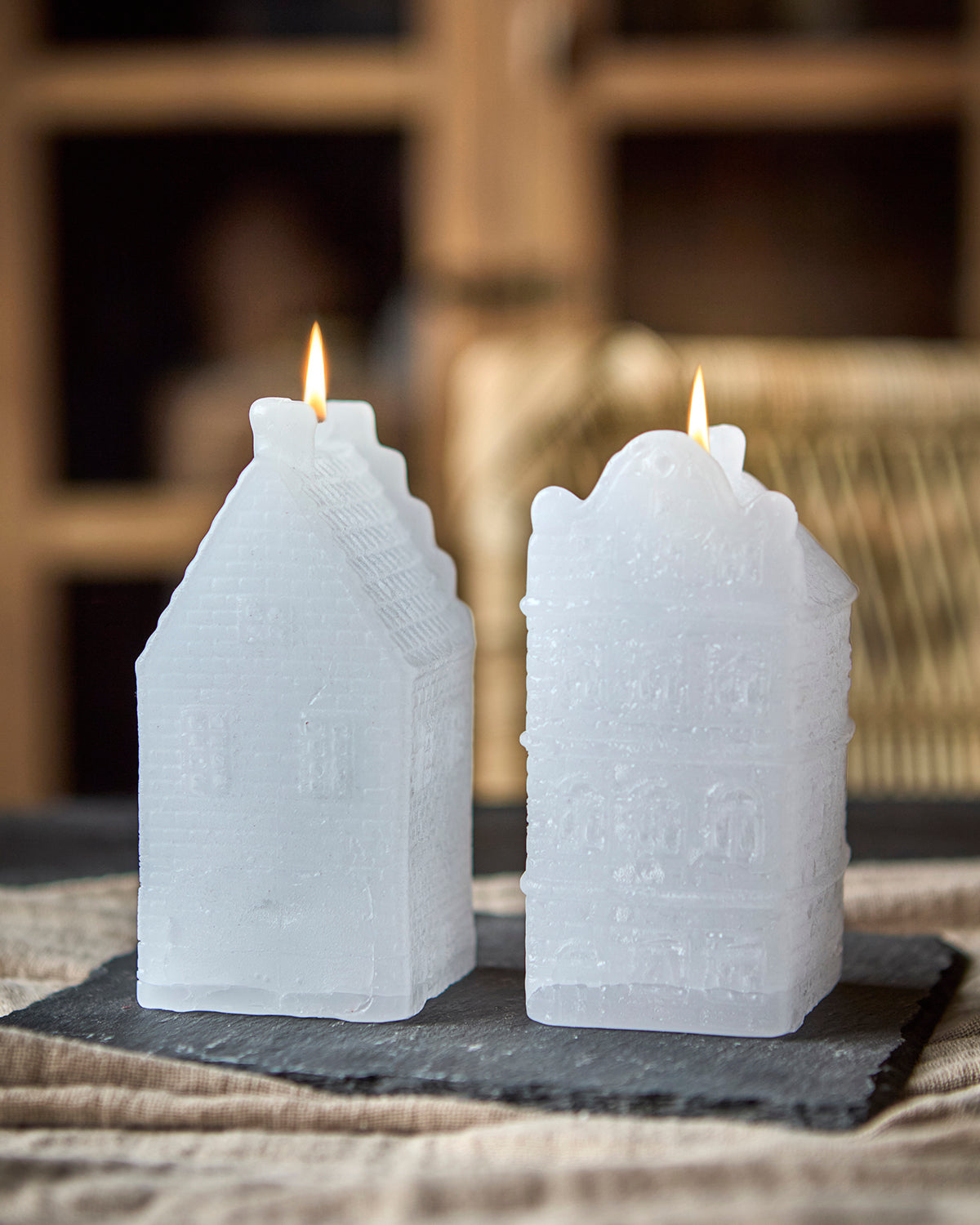 Närbild på DECO ljushus i vit genomfärgad paraffin från Affari of Sweden