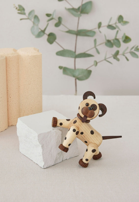 Närbild på Joy hund träfigur i FSC-certifierat trä designad av Chresten Sommer