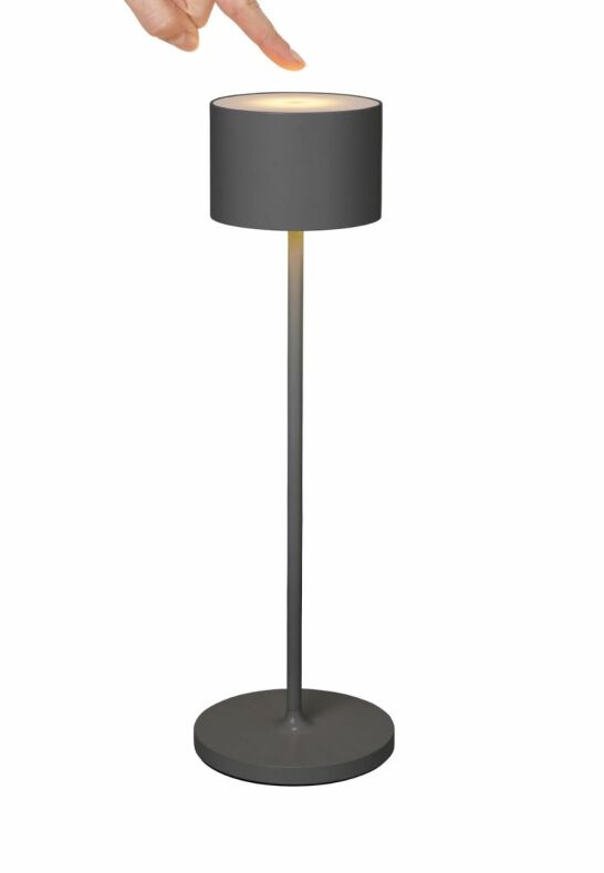 Stämningsfull utomhusbelysning med Farol mobil LED-lampa på ett bord.