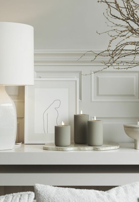 Sandfärgat räfflat LED-blockljus från Unique Candles för inomhusbruk