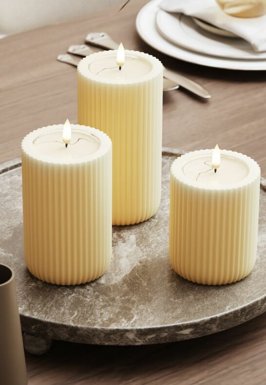 Närbild på räfflat Unique LED Blockljus i färgen cream