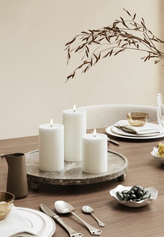 Ett lyxigt vitt batteridrivet blockljus från Unique Candles i storlek 7,5x10 cm