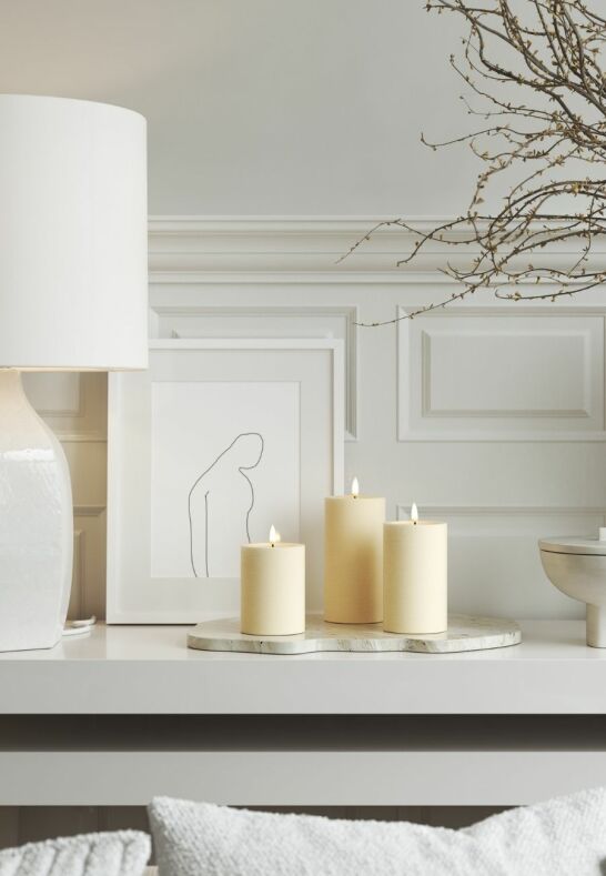 Creamfärgat batteridrivet blockljus från Unique Candles i storlek 10 cm