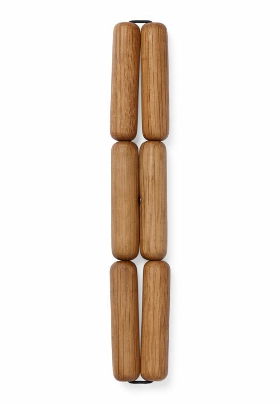 Närbild på Connect underlägg i ek med synliga trädetaljer och magnetisk funktion.