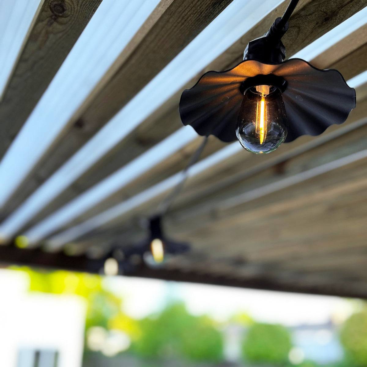 Shady 10-pack lampskärmar monterade på en ljusslinga utomhus