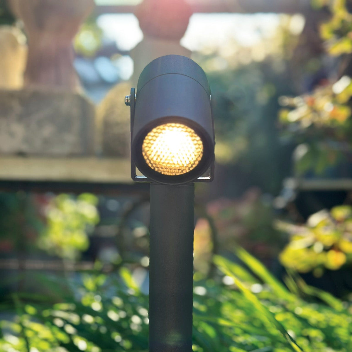 Luna 65 mörkgrå trädgårdslampa i profil med smal design