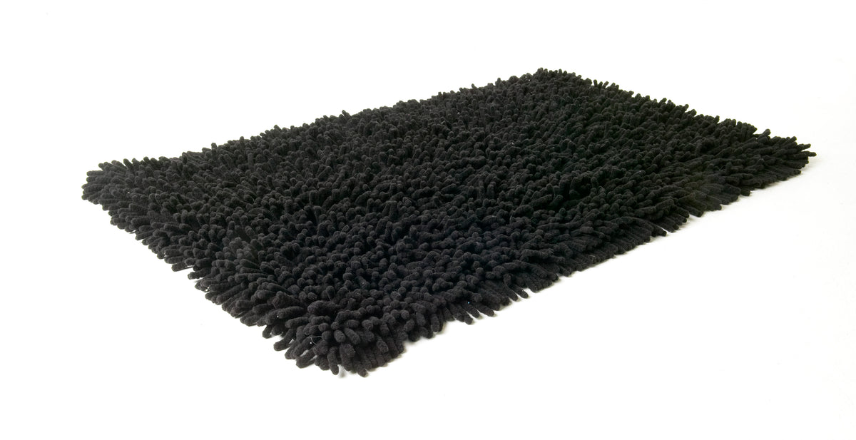 Svart Rasta bomullsmatta 50x80 cm från Etol på vit bakgrund