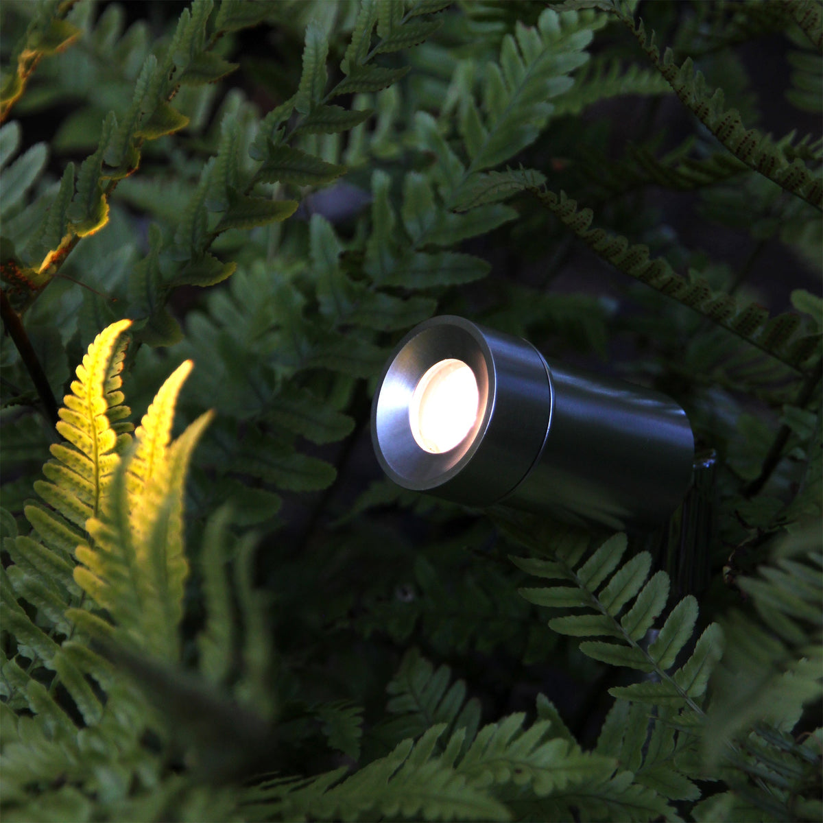 Fullständig vy av Optica lampa för trädgårdsinstallation
