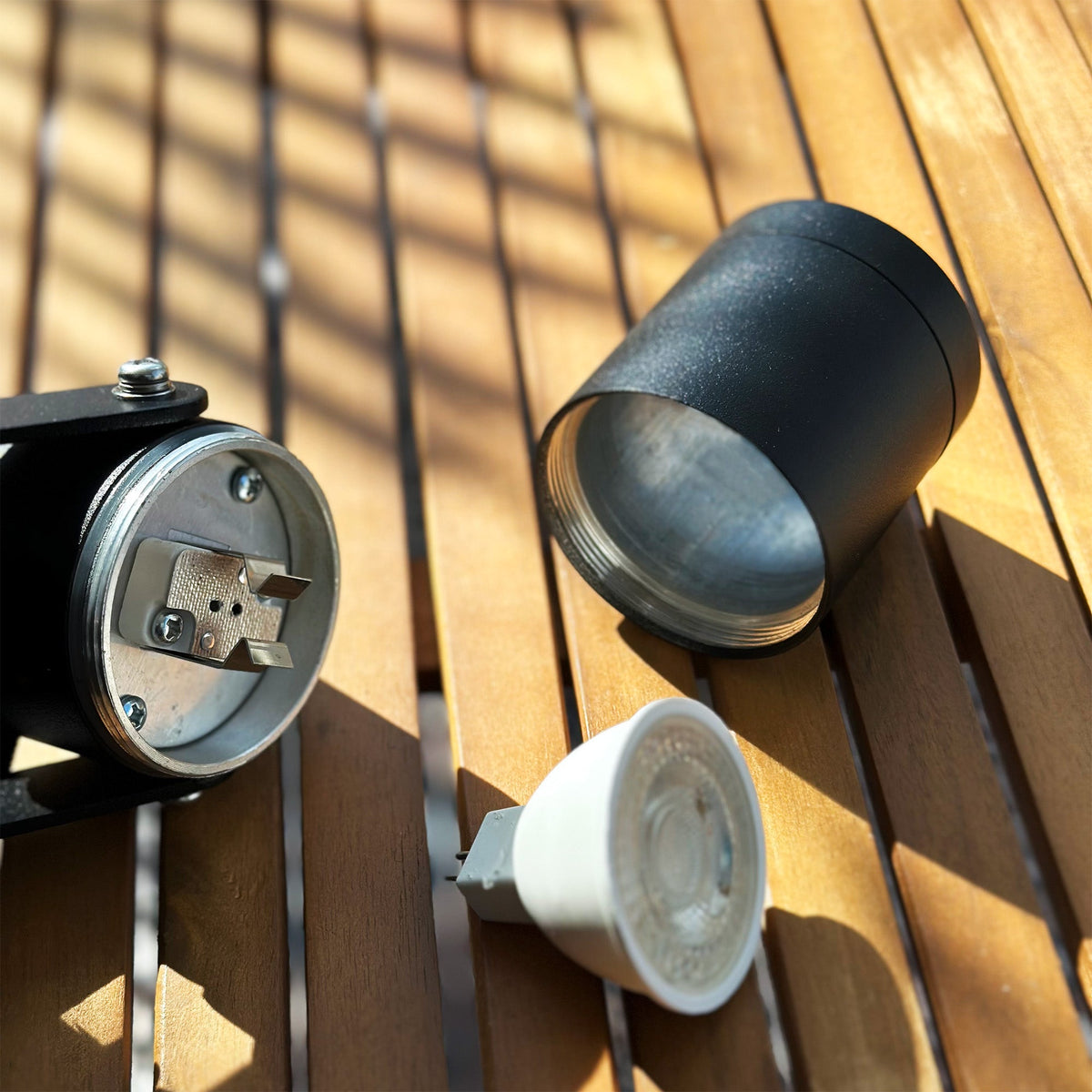 LightsOn Luna 65 silver som belyser växter vid en gångstig