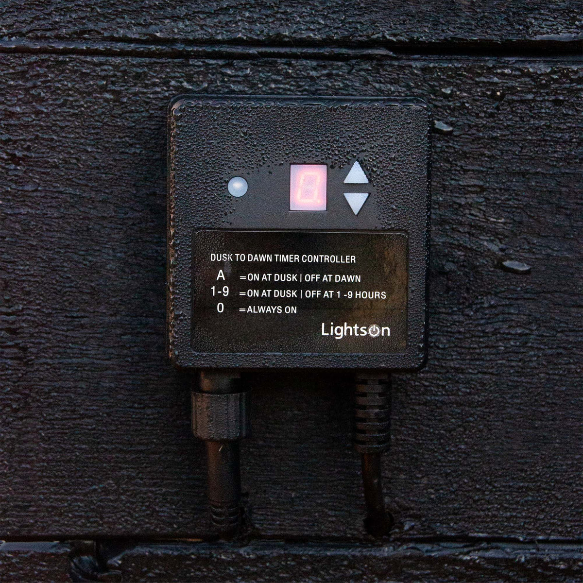 Närbild på inställningar för ljussensor och timer till trädgårdsbelysning