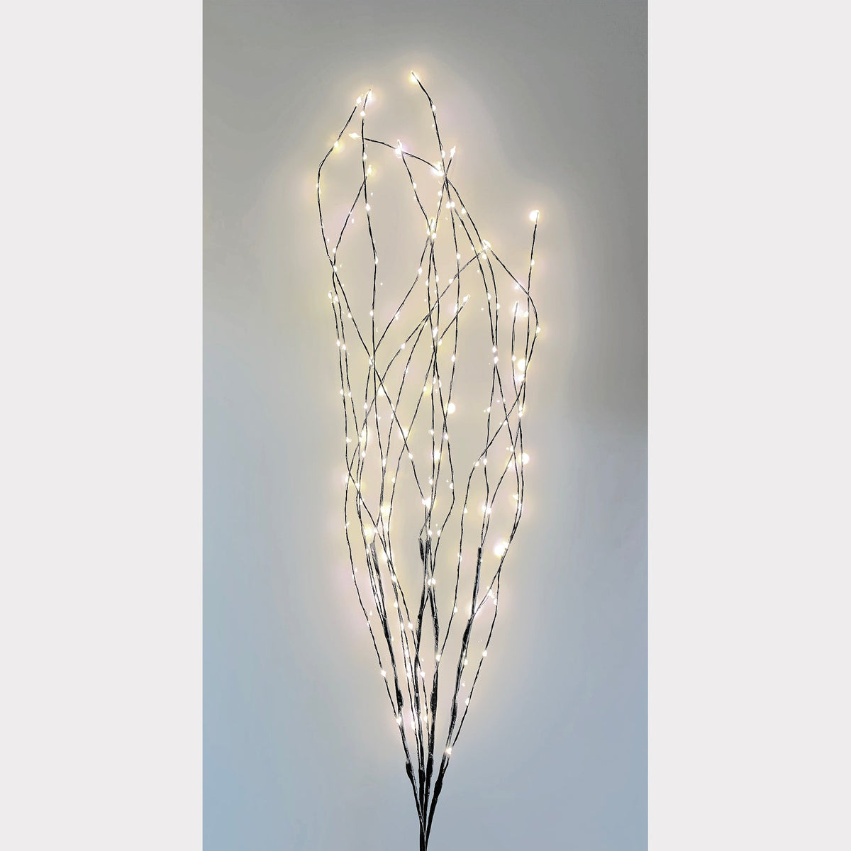 Två delar av Twiggy utomhusbelysning placerade i en blomsterkruka