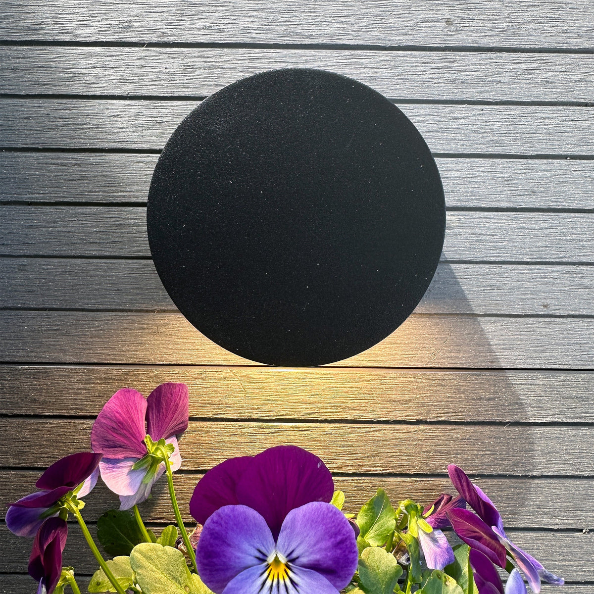 Närbild på Nero väggarmatur i svart skandinavisk design