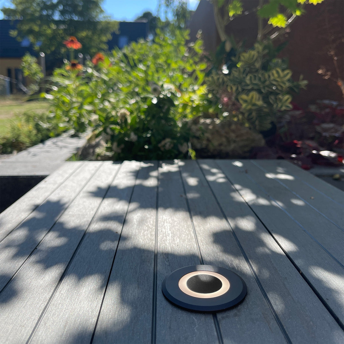 Närbild på Lynx decklight markbelysning för trädgård och uteplats