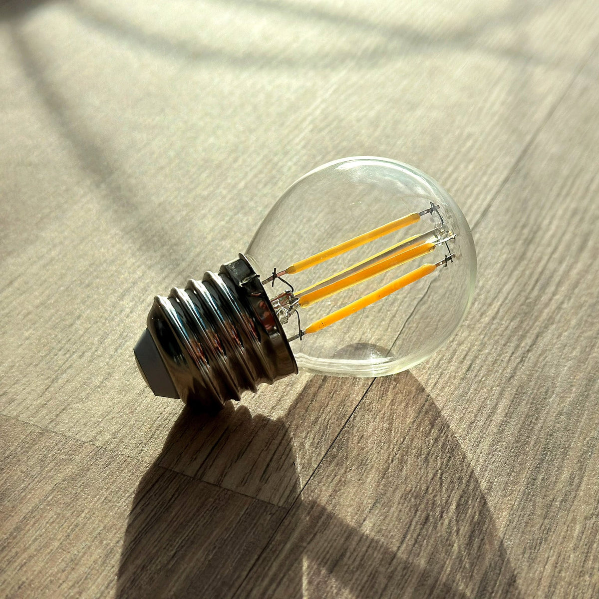 Närbild på LED-filament i Bulb E27 12V ljuskälla