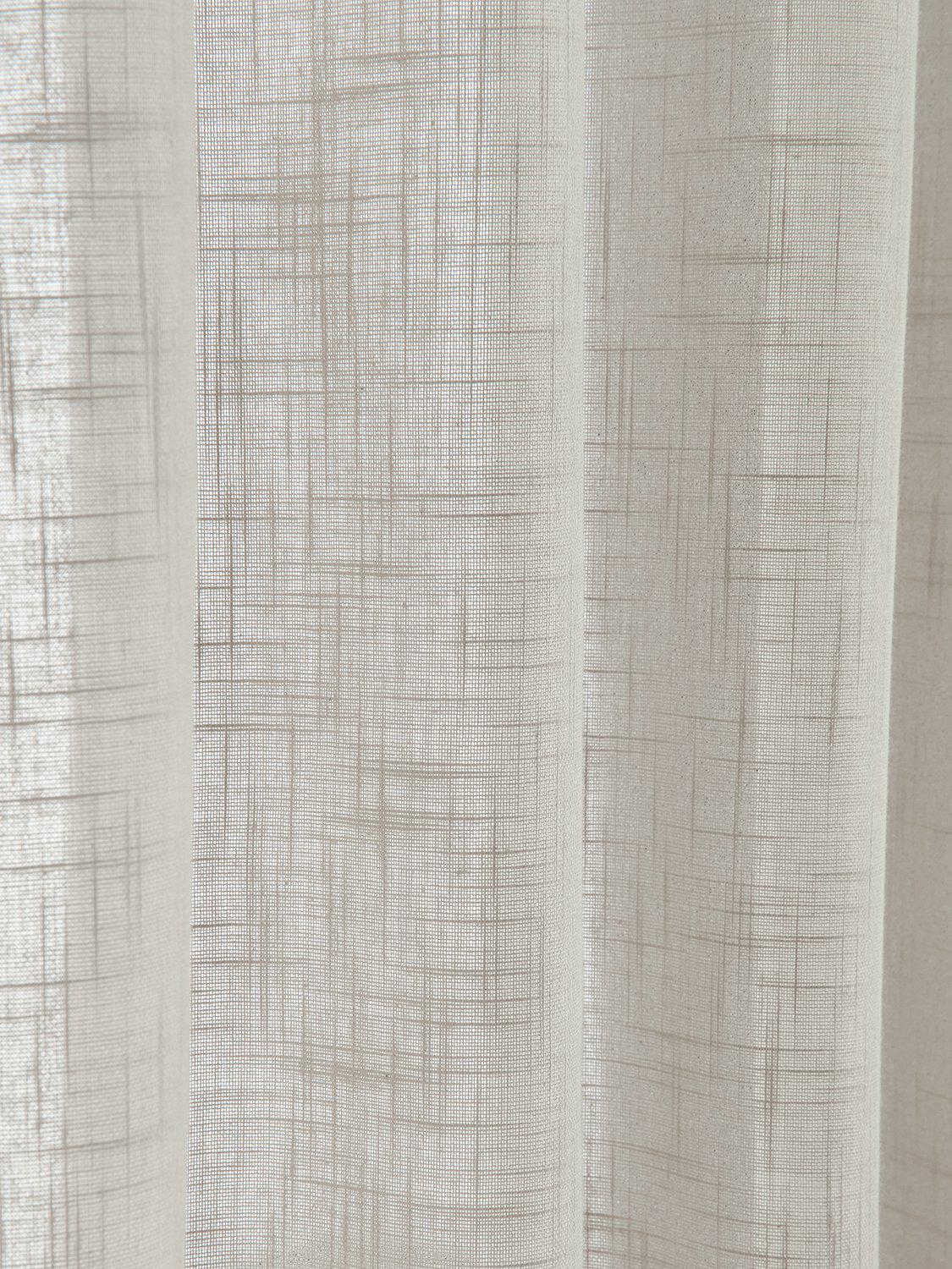 Närbild på strukturen i Otila beige bomullsgardin med väveffekt