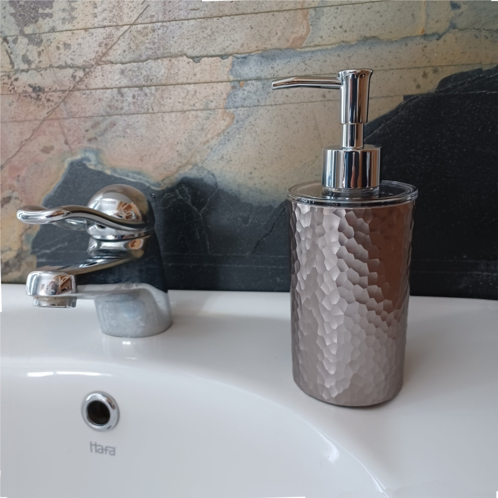 Närbild på Tvålpump Shape med hamrad yta och silverfinish