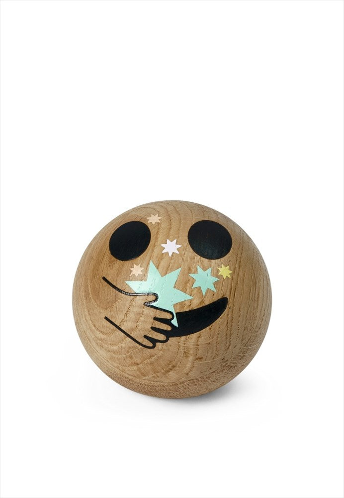 Rund emojiboll Big Bang i ek med målade stjärnor och glatt ansikte